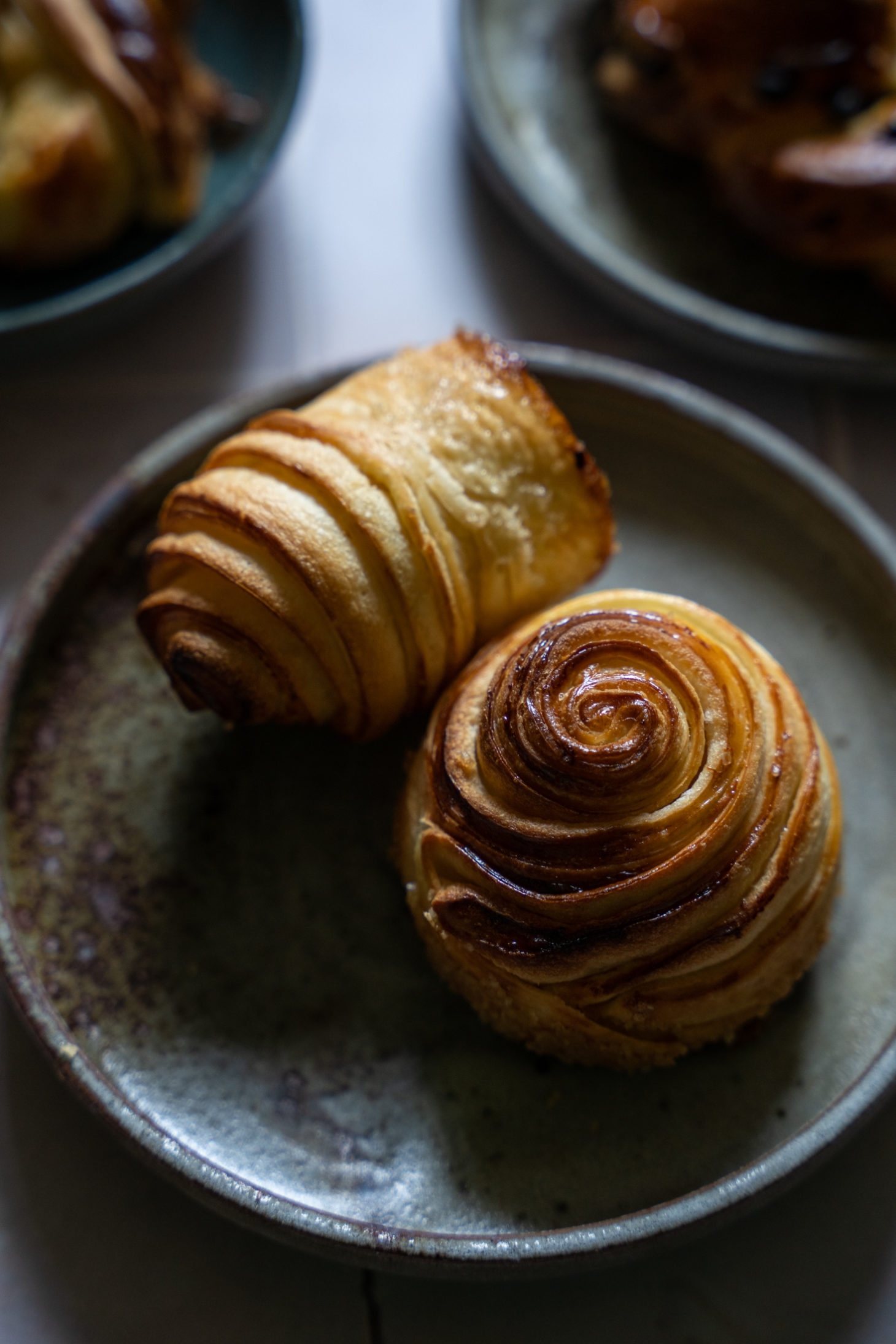 photos d'une brioche feuilletée au beurre de barate demi sel, sur une assiette en céramique